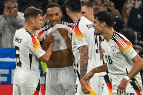 体育赛事-密尔沃基雄鹿迎欧联关键赛，赛前篮板制胜，悬念犹存，阵容厚度经受考验(密尔沃基雄鹿队教练)