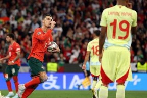 开云体育-重要助攻引发热议！，C罗在法国队比赛中表现优异观众掌声雷动(c罗去法甲)